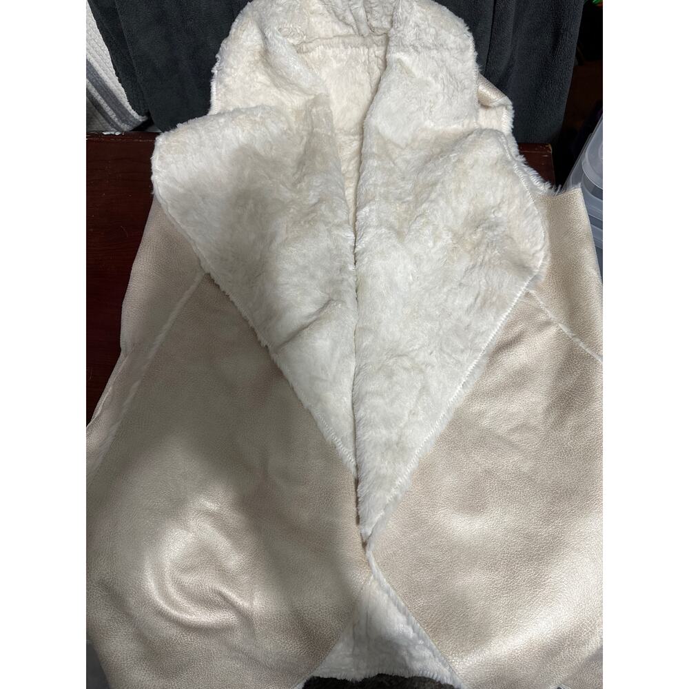 Montanaco White Faux Fur wrap. Size‎ M